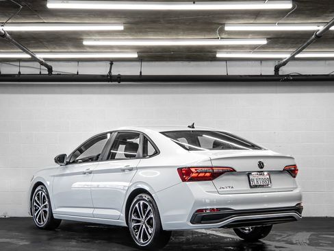 Used 2024 Volkswagen Jetta Sport FWD image 3