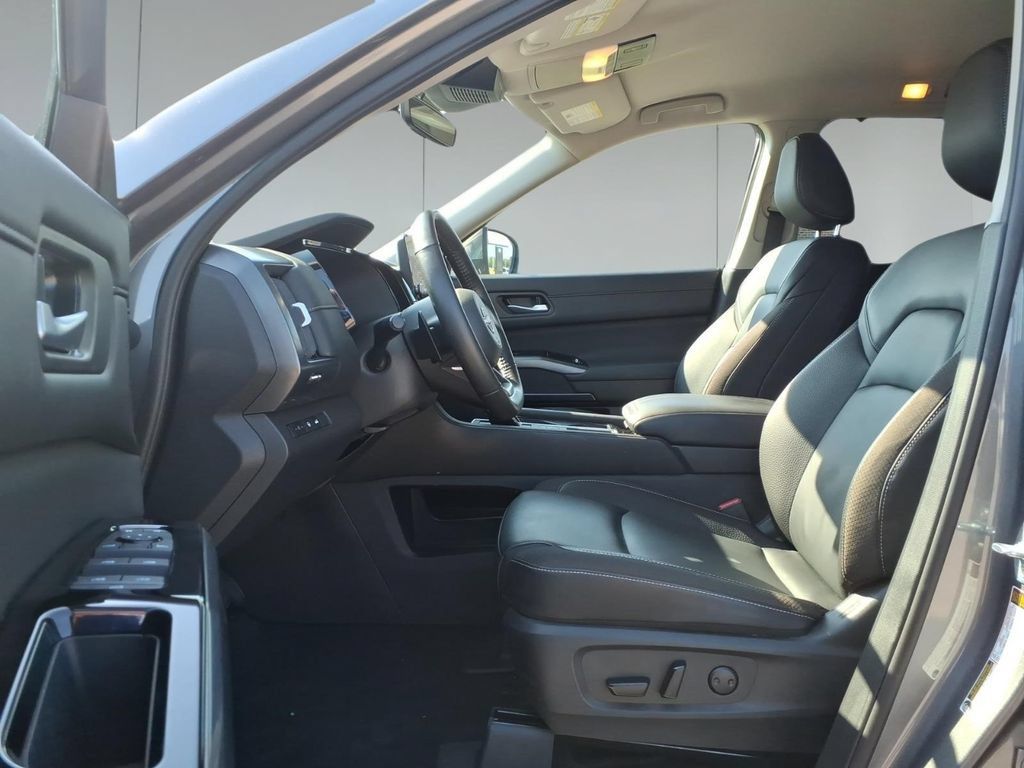 Used 2025 Nissan Pathfinder SL FWD image 15
