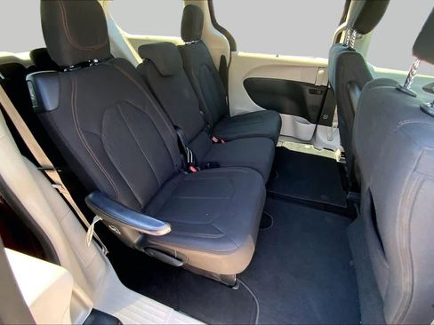 Used 2018 Chrysler Pacifica Touring Plus w/ Tire & Wheel Group FWD image 20