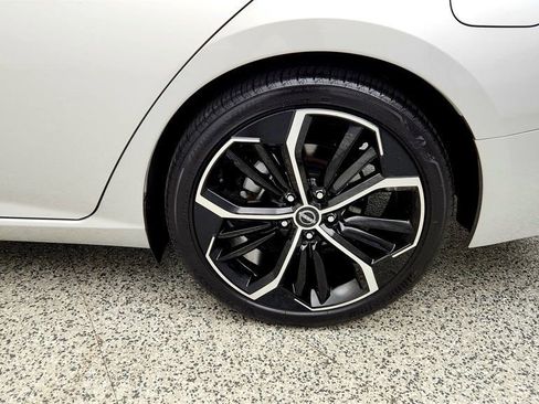 Used 2024 Nissan Altima 2.5 SR w/ SR Premium Package FWD image 9