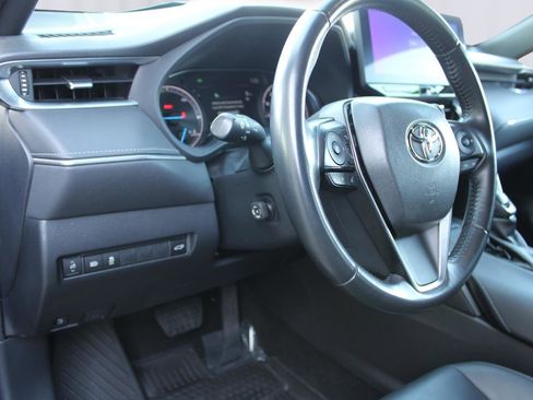 Used 2023 Toyota Venza XLE image 14