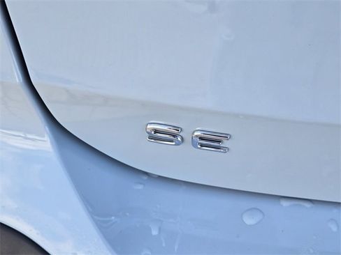 Used 2025 Volkswagen Taos SE w/ Panoramic Sunroof Package image 14