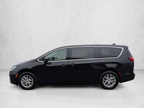 Used 2024 Chrysler Pacifica Touring-L image 11
