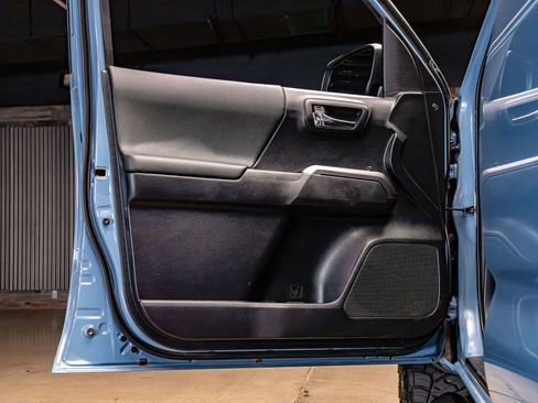 Used 2019 Toyota Tacoma TRD Off-Road w/ Technology Package image 28