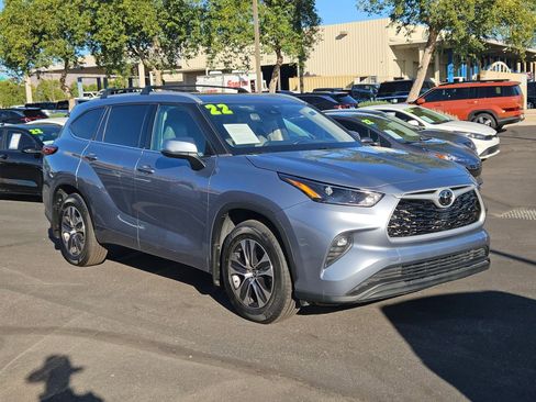 Used 2022 Toyota Highlander XLE image 3