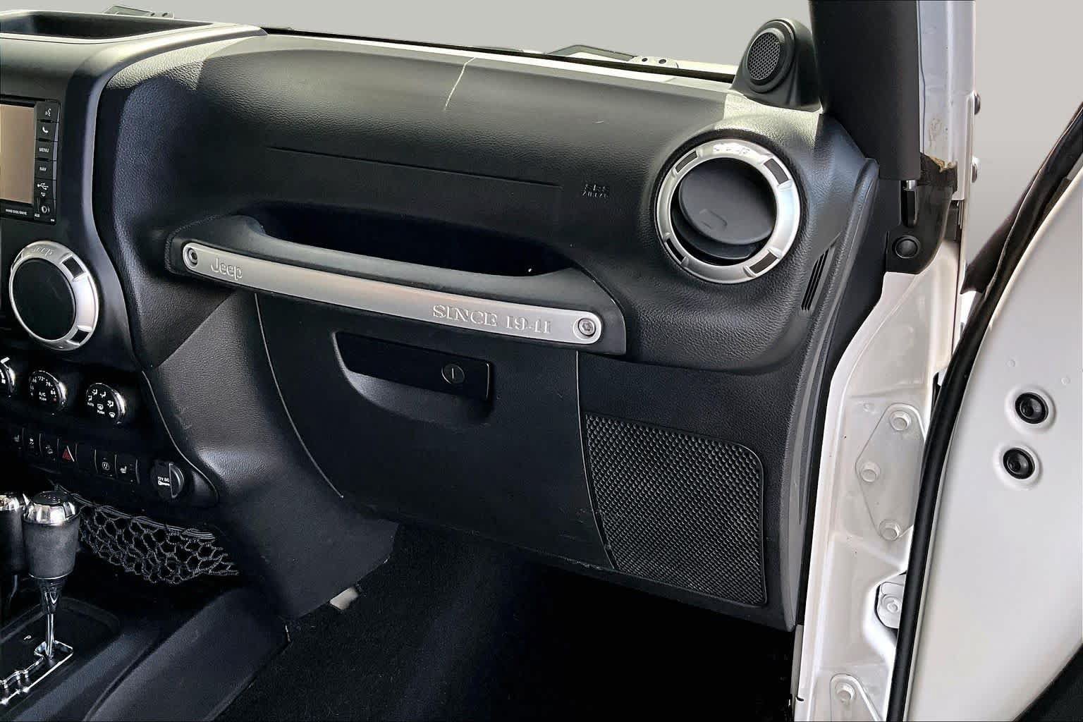 Used 2014 Jeep Wrangler Unlimited Rubicon w/ Connectivity Group AWD/4WD image 18