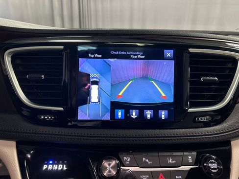 Used 2017 Chrysler Pacifica Limited FWD image 16