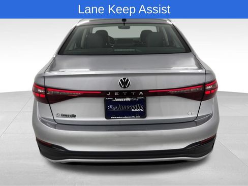 Used 2025 Volkswagen Jetta SE FWD image 4