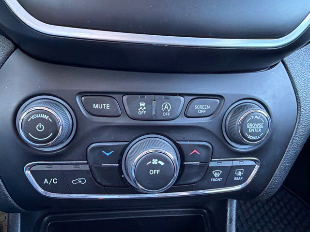 Used 2019 Jeep Cherokee Latitude w/ Cold Weather Group FWD image 14