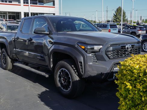 Used 2025 Toyota Tacoma TRD Off-Road AWD/4WD image 2