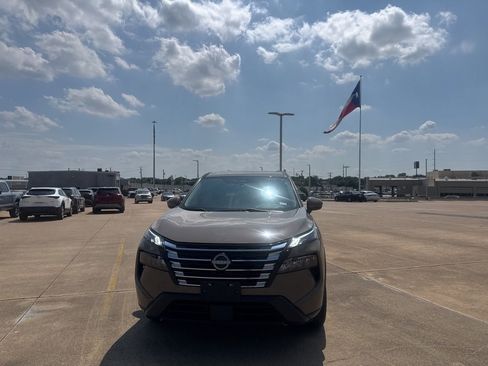 Used 2024 Nissan Rogue SV FWD image 5