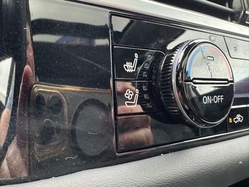 Used 2025 Nissan Pathfinder Platinum FWD image 12