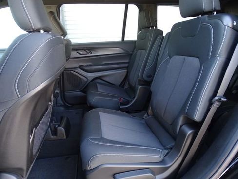 New 2024 Jeep Grand Cherokee L Laredo image 19