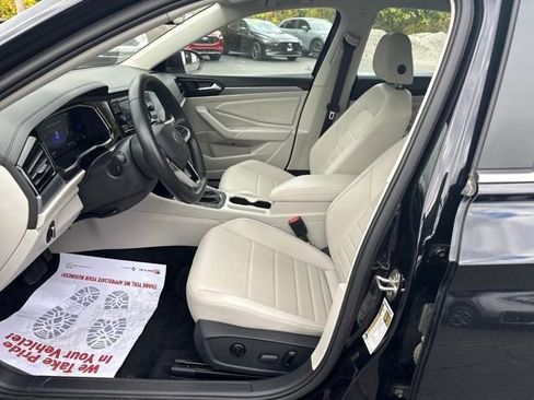 Used 2023 Volkswagen Jetta SE w/ Panoramic Sunroof Package image 9