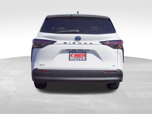 Certified 2025 Toyota Sienna LE image 4