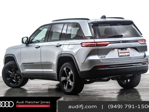Used 2022 Jeep Grand Cherokee Altitude image 12