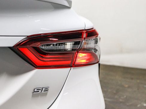 Used 2023 Toyota Camry SE FWD image 11