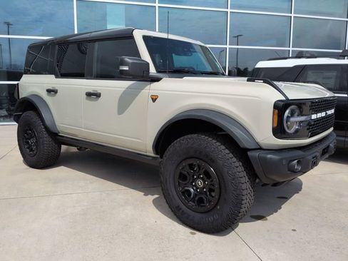 Used 2025 Ford Bronco Badlands AWD/4WD image 2