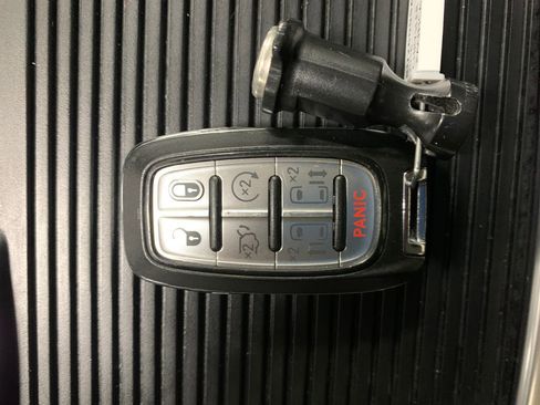 Used 2018 Chrysler Pacifica Touring-L Plus w/ Tire & Wheel Group image 18