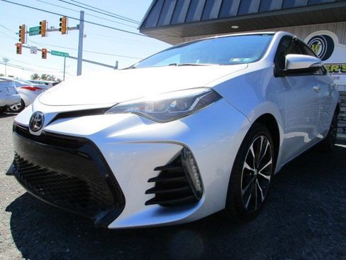 Used 2017 Toyota Corolla SE w/ SE Premium Package image 4