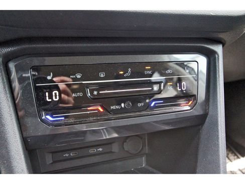 Used 2022 Volkswagen Tiguan SE image 28