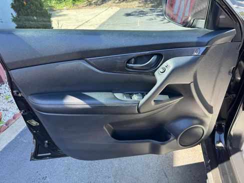 Used 2020 Nissan Rogue S FWD image 11
