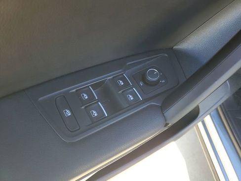 Used 2019 Volkswagen Tiguan SE image 14