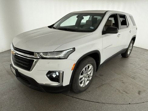 Used 2023 Chevrolet Traverse LS image 2