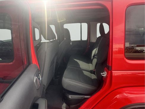 Used 2025 Jeep Wrangler Sahara image 19