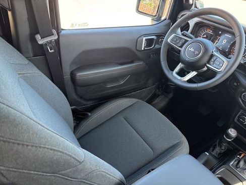 Used 2026 Jeep Wrangler Unlimited Sahara AWD/4WD image 15