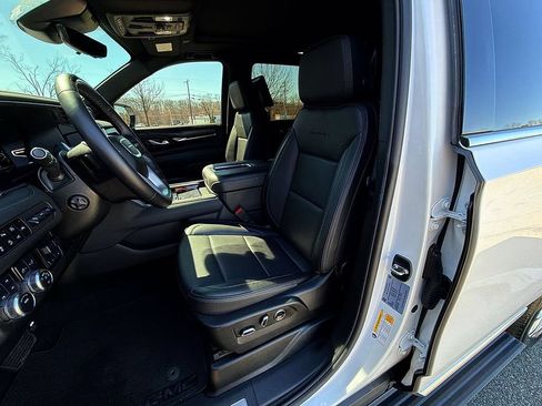 Used 2024 GMC Yukon Denali w/ Advanced Technology Package AWD/4WD image 19