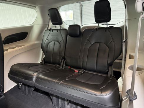 Used 2023 Chrysler Pacifica Touring-L FWD image 30
