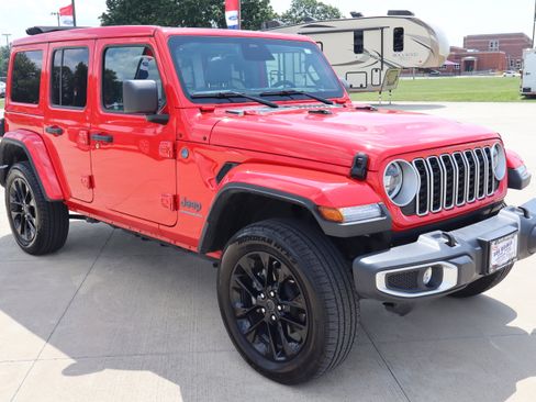 Used 2025 Jeep Wrangler Unlimited Sahara w/ Safety Group AWD/4WD image 3