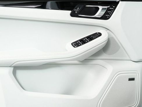 Certified 2024 Porsche Macan image 6