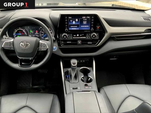 Used 2021 Toyota Highlander XLE AWD/4WD image 16