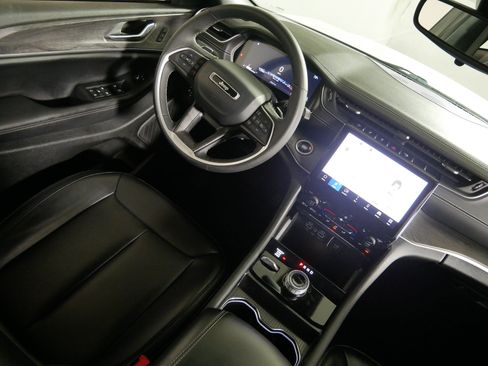 Used 2024 Jeep Grand Cherokee Limited AWD/4WD image 9