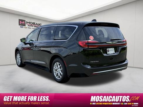 Used 2024 Chrysler Pacifica Touring-L FWD image 5