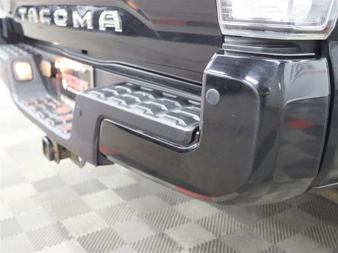 Used 2021 Toyota Tacoma Limited AWD/4WD image 12