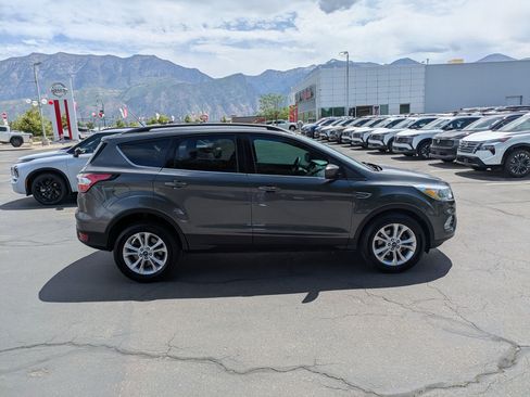 Used 2018 Ford Escape SE FWD image 2