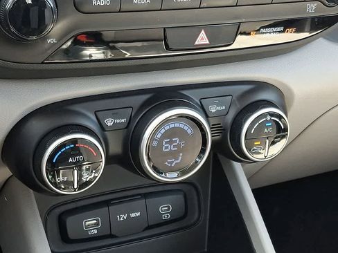 Used 2025 Hyundai Venue SEL image 15