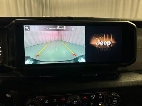 Used 2025 Jeep Gladiator Sport AWD/4WD image 18