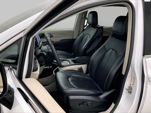 Used 2024 Chrysler Pacifica Touring-L FWD image 8