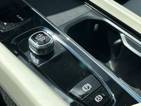 Certified 2022 Volvo XC60 B5 Momentum w/ Advanced Package image 27