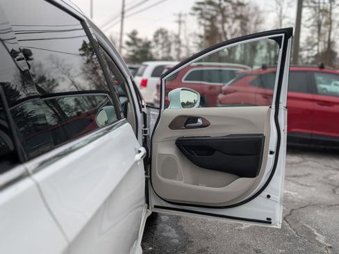 Used 2018 Chrysler Pacifica Touring-L image 52