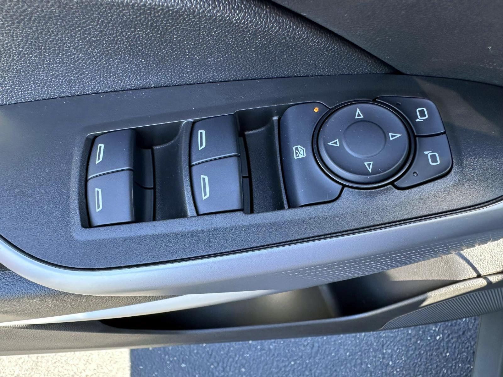 Used 2024 Chevrolet Trax RS w/ Sunroof Package FWD image 9