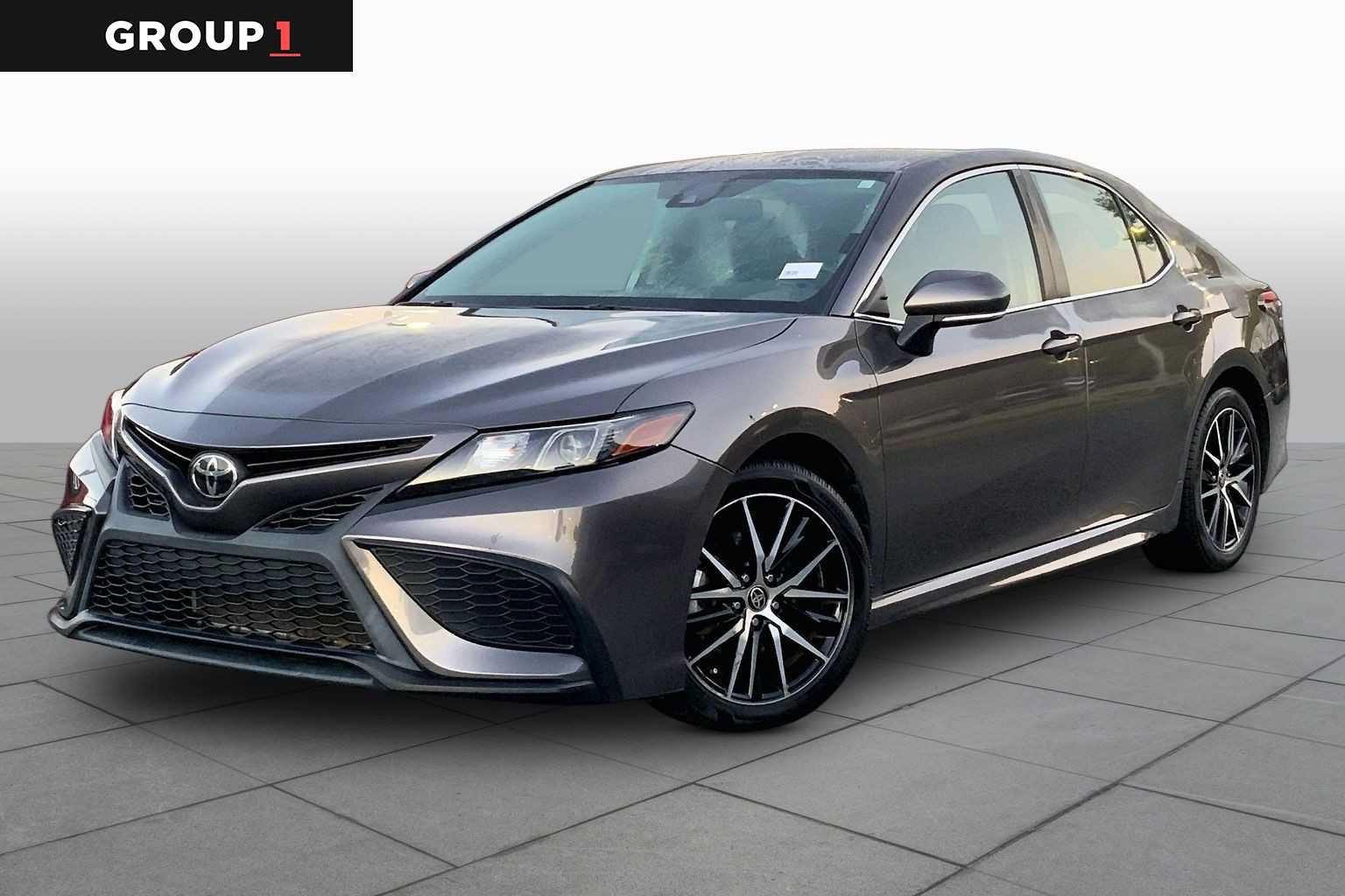 Used 2022 Toyota Camry SE FWD image 1
