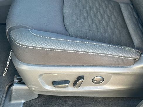 Used 2025 Nissan Pathfinder SV image 15