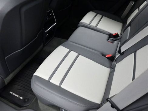 Used 2022 Porsche Cayenne Platinum Edition image 14