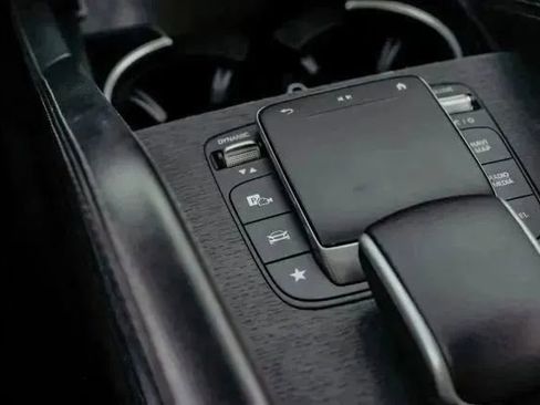 Used 2022 Mercedes-Benz GLE 350 4MATIC w/ Premium Package image 32