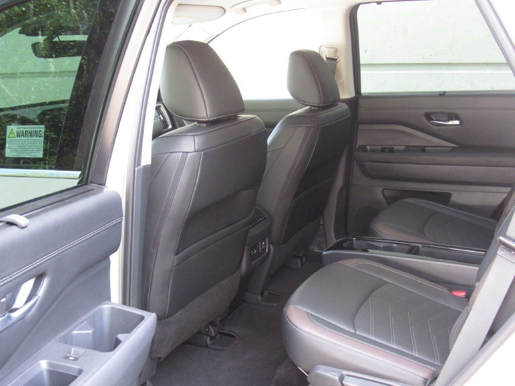 Used 2025 Nissan Pathfinder Platinum AWD/4WD image 14